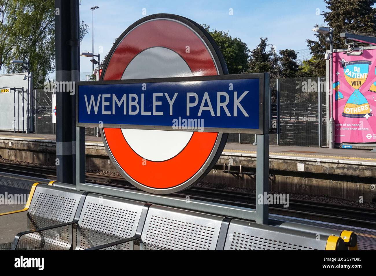 Wembley Park metropolitana, stazione della metropolitana roundel segno Londra Inghilterra Regno Unito Regno Unito Foto Stock