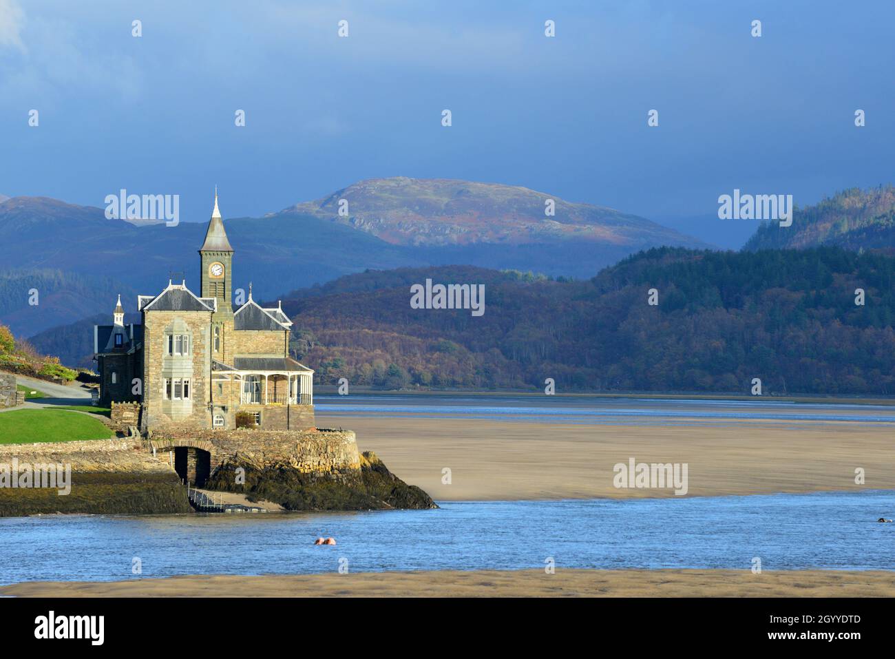 La Clock House sulle rive dell'Afon Mawddach, Abermaw / Barmouth, Gwynedd, Galles, Regno Unito Foto Stock