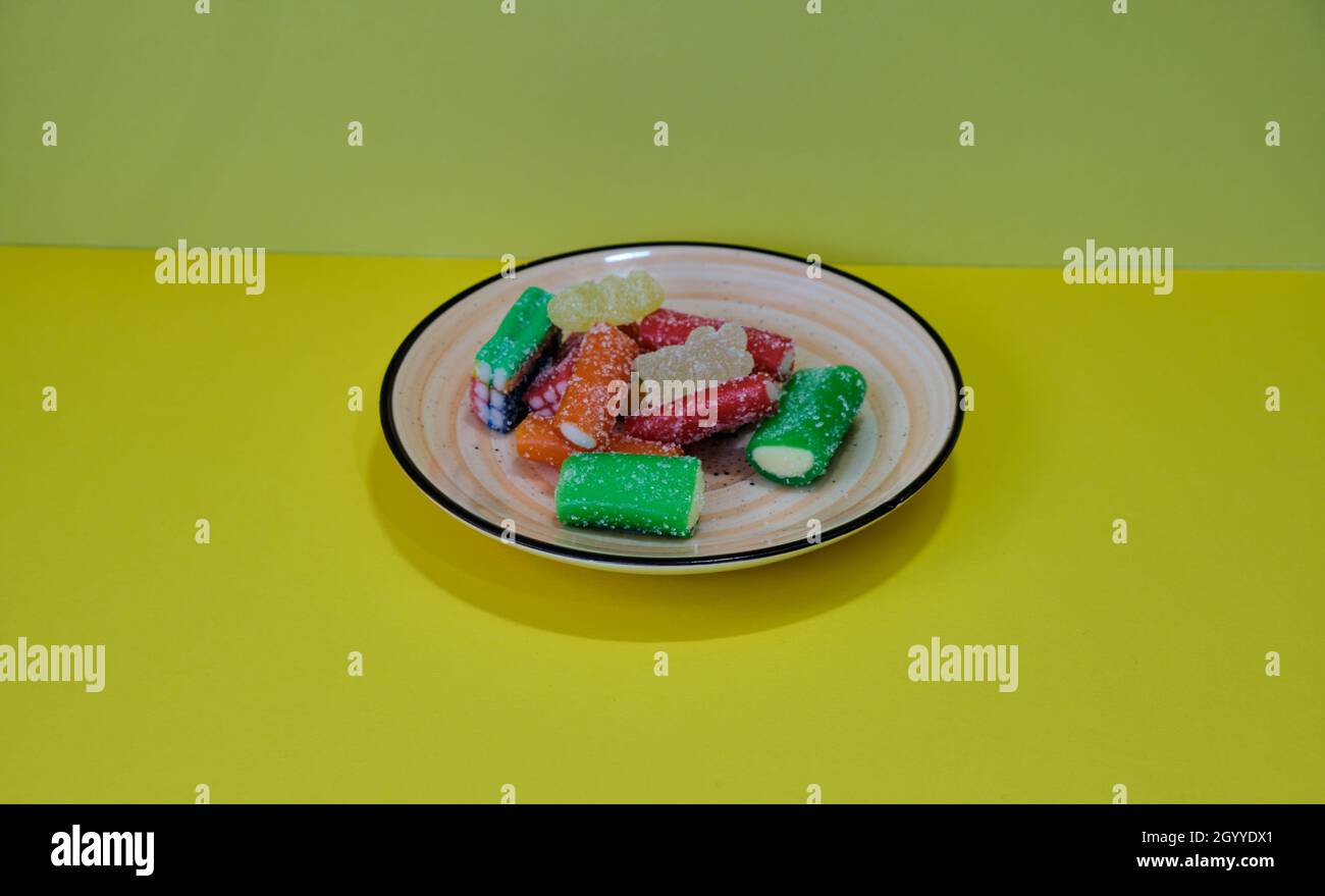 Piatto con vari tipi di dolci. Scatto realizzato in studio con luce a scatto. Foto Stock