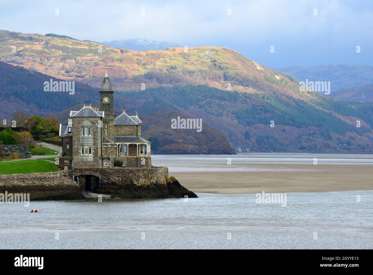 La Clock House sulle rive dell'Afon Mawddach, Abermaw / Barmouth, Gwynedd, Galles, Regno Unito Foto Stock