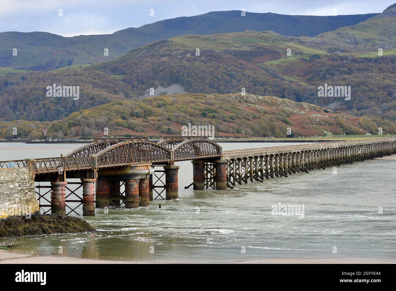 Il ponte ferroviario attraverso l'Afon Mawddach ad Abermaw / Barmouth, Gwnedd, Galles, Regno Unito Foto Stock