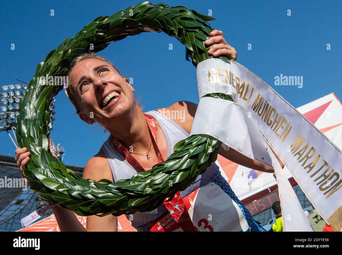 Monaco di Baviera, Germania. 10 Ott 2021. Corinna Harrer detiene una corona di allori e si fa garante dopo la sua vittoria alla maratona di Monaco 2021 nello Stadio Olimpico. L'ex specialista di media distanza ha percorso il corso tra lo Stadio Olimpico e il Giardino Inglese in 2:43:11 ore. Credit: Peter Kneffel/dpa/Alamy Live News Foto Stock