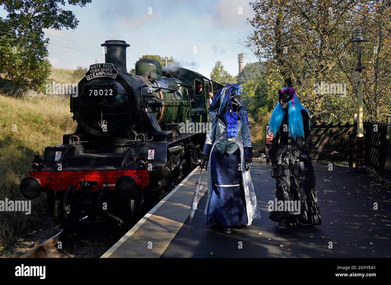 Steampunks alla stazione di Haworth durante il Weekend di Haworth Steampunk, nel villaggio di Haworth, sulle colline Pennine, nello Yorkshire Occidentale. Data foto: Domenica 10 ottobre 2021. Foto Stock