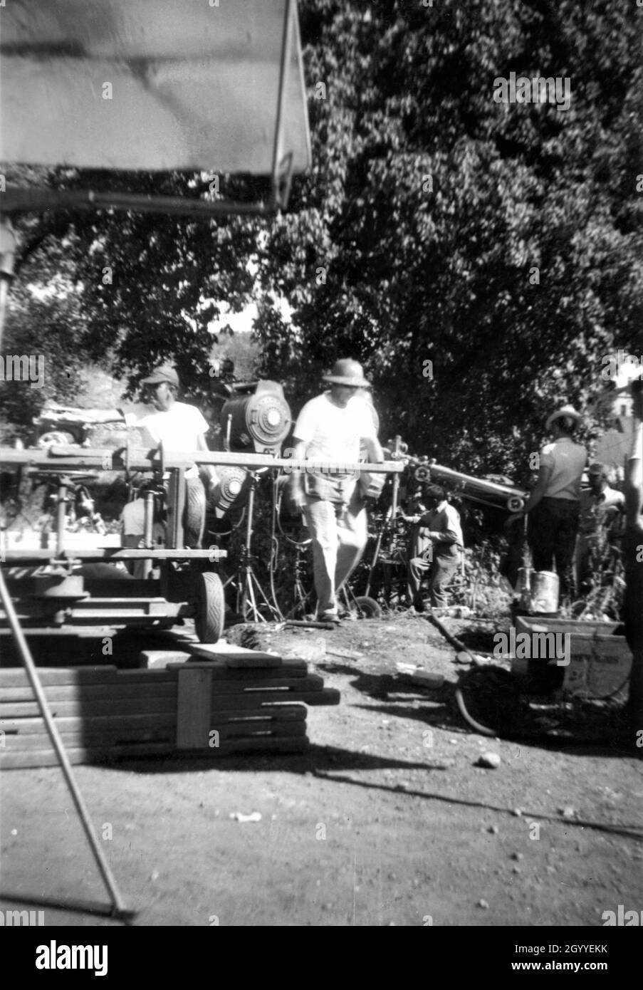 Snapshot of Movie Crew membri in set location Candid in autunno / autunno 1948 durante le riprese a Durango del TERRITORIO COLORADO 1949 regista RAOUL WALSH sceneggiatura John Twist e Edmund H. North adattato dal romanzo High Sierra di W.R. Burnet Warner Bros. Foto Stock