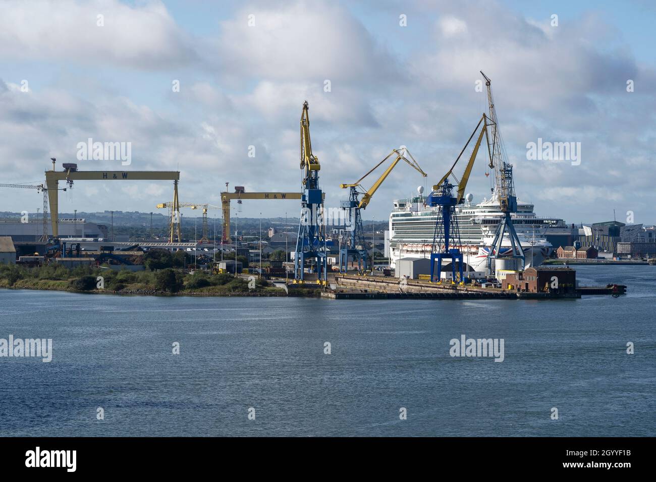 La nave da crociera P and o MS Azura è ormeggiata vicino alle gru Harland e Wolff al porto di Belfast, Irlanda del Nord Foto Stock