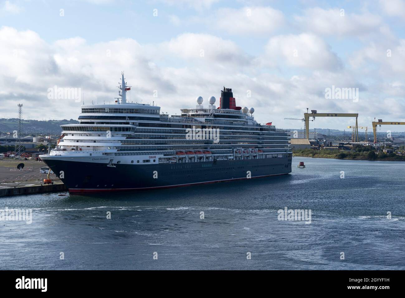 La nave da crociera Cunard Queen Elizabeth è ormeggiata al porto di Belfast nell'Irlanda del Nord Foto Stock