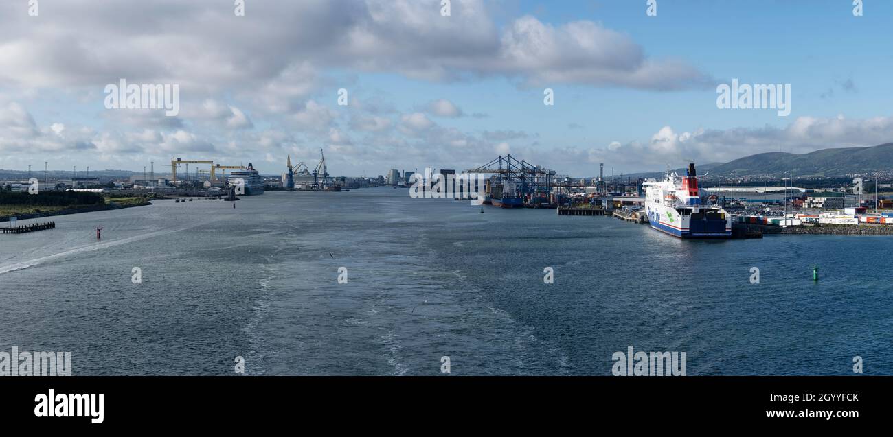 Porto di Belfast e skyline del centro città Foto Stock