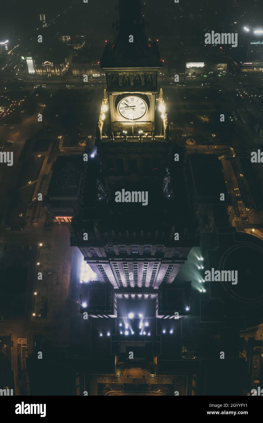 Notevole e alto edificio Palazzo della Cultura e della Scienza coperto di nebbia, illuminato da luci colorate, panorama aereo notturno della città Foto Stock