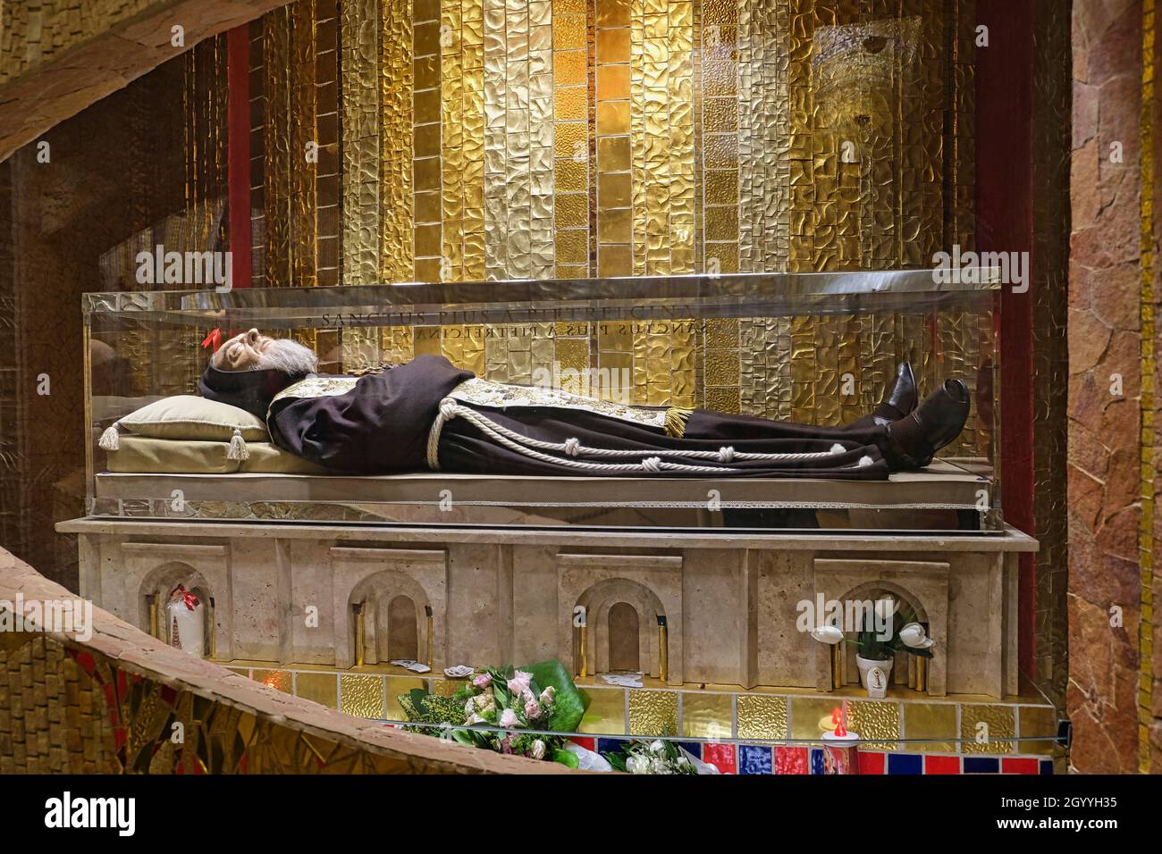 71013 SAN GIOVANNI ROTONDO, ITALIA - 01 settembre 2021: Il corpo di Padre  Pio in mostra in un reliquiario di vetro nel santuario di San Pio a Foggia,  Italia Foto stock - Alamy