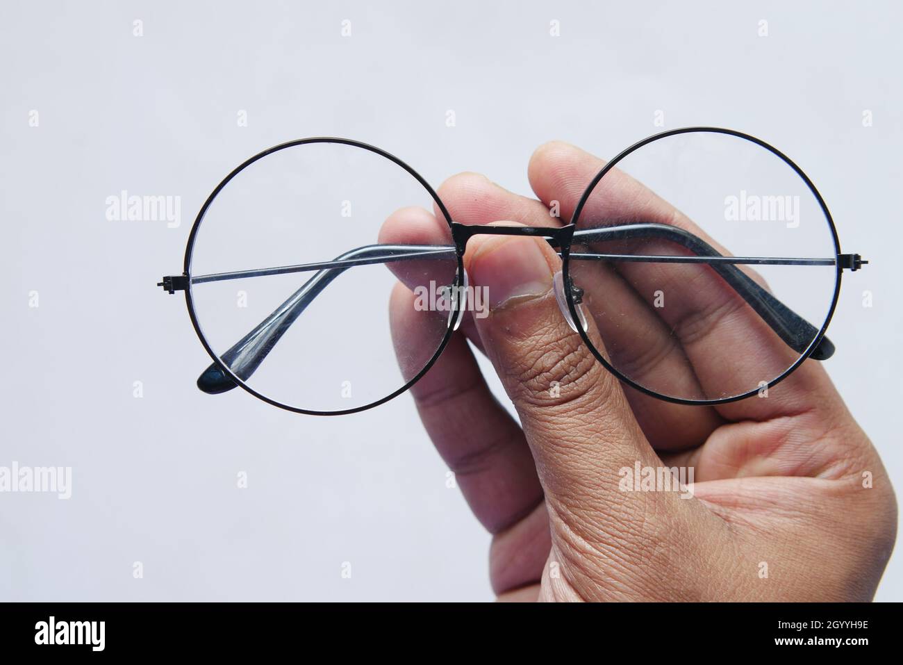 Primo piano della mano dell'uomo che tiene vecchio eyeglass Foto Stock