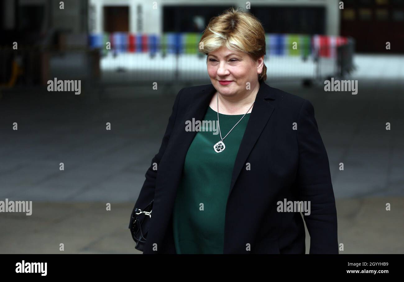 Londra, Inghilterra, Regno Unito. 10 Ott 2021. Il segretario al commercio internazionale Shadow EMILY THORNBERRY è visto fuori dalla BBC dopo la sua apparizione sul Andrew Marr Show. (Credit Image: © Tayfun Salci/ZUMA Press Wire) Foto Stock