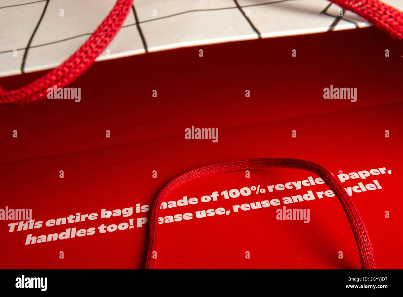rosso, sacchetto per la spesa, materiali riciclati, riciclabili, riciclabili, acquisti, consumismo, sostenibilità, ambiente, eco-compatibile, materiale riciclato Foto Stock
