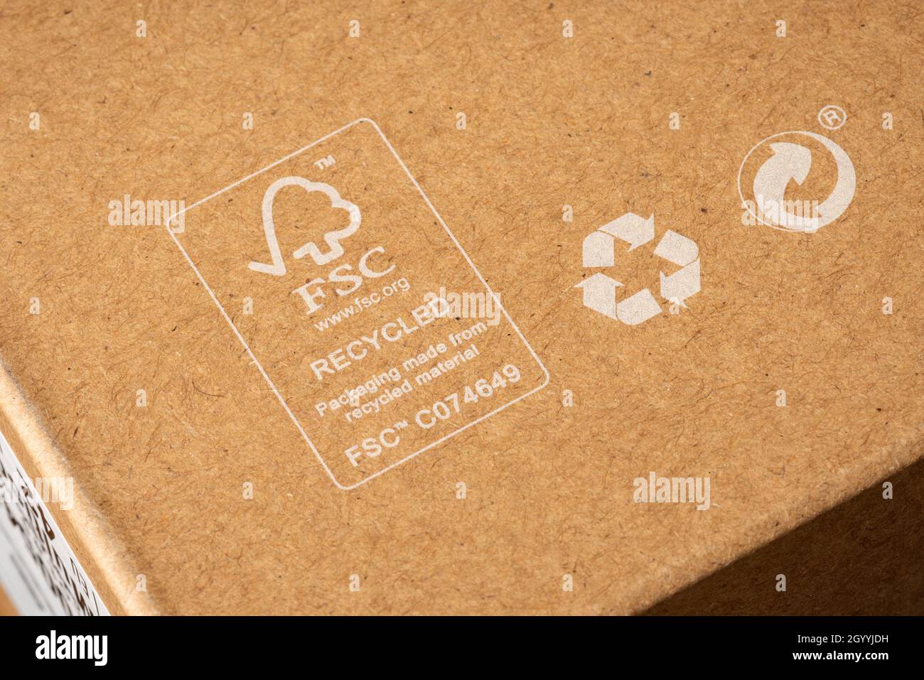 Imballaggio in materiale riciclato insegne su scatola di cartone Foto Stock