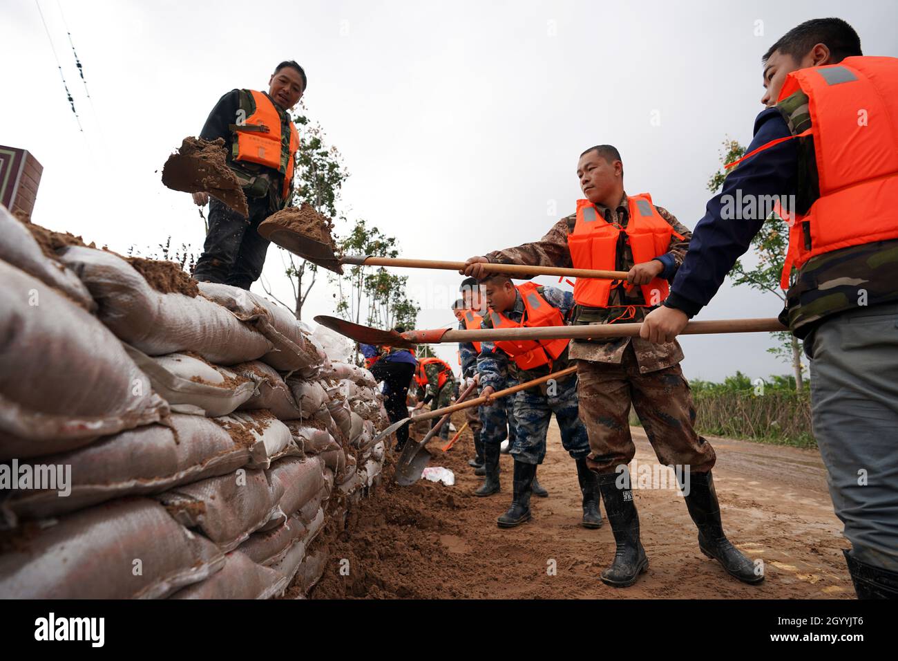 (211010) -- HEJIN, 10 ottobre 2021 (Xinhua) -- i soccorritori fortificano la diga temporanea contro l'alluvione nel villaggio di Lianbo a Hejin City, provincia di Shanxi della Cina settentrionale, 10 ottobre 2021. Più di 120,000 persone sono state evacuate temporaneamente dopo continue deflussi innescati alluvioni nella provincia di Shanxi nella Cina settentrionale, ha detto le autorità Domenica. Le inondazioni hanno sconvolto la vita di 1.76 milioni di residenti provenienti da 76 contee, città e distretti, secondo il dipartimento provinciale di gestione delle emergenze. Circa 190,000 ettari di colture sono stati danneggiati e più di 17,000 case crollate, la departme Foto Stock