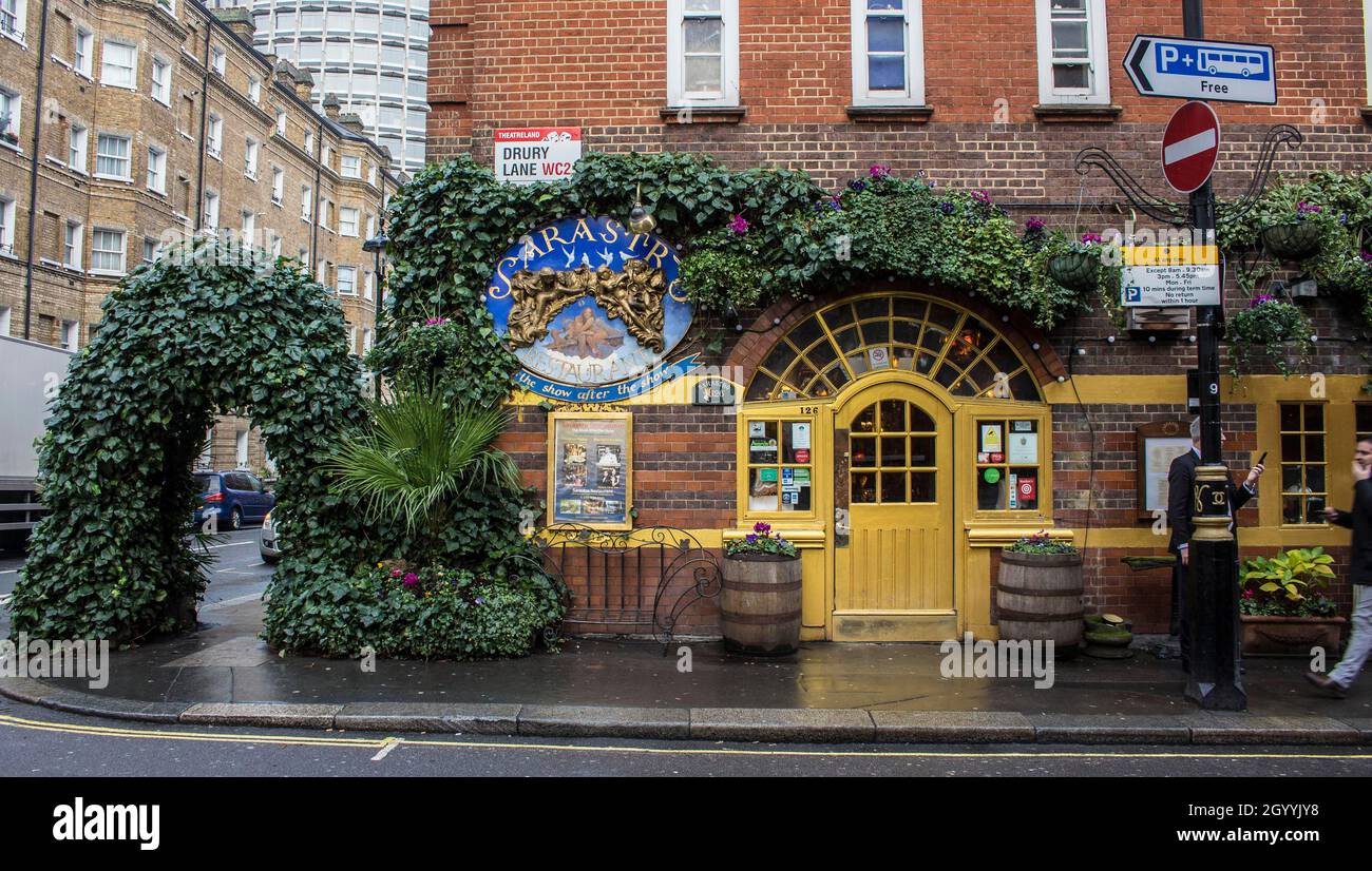 Lo stravaganza floreale che e' l'esterno del Ristorante Sarastro in Drury Lane, Londra. Edificio vittoriano. Foto Stock