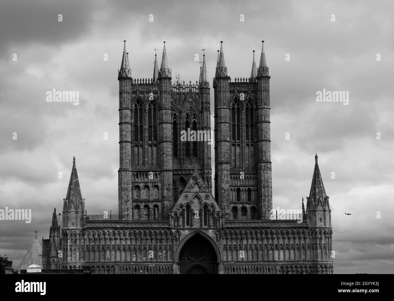 La magnifica Cattedrale di Lincoln, risalente al 11 ° secolo, domina lo skyline della città moderna. Foto Stock