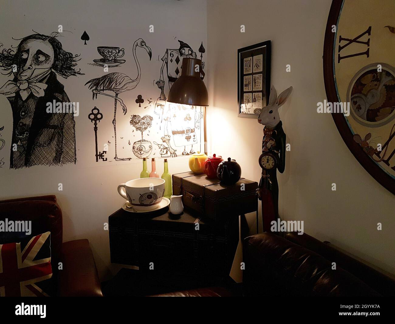Alice nel paese delle meraviglie, angolo a tema del Loom Lounge Cafe, Dean Clough, Halifax Foto Stock