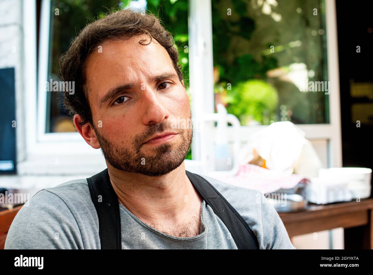 Berlino, Germania. Ritratto di un uomo gay vulnerabile, che fa confessioni durante una conversazione. Foto Stock