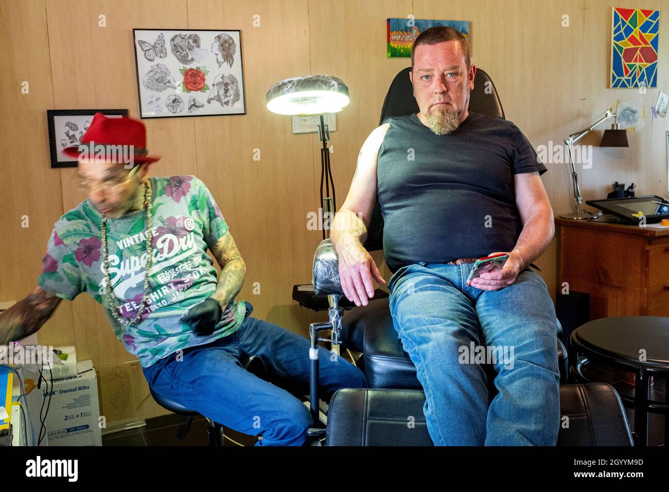 Tilburg, Paesi Bassi. Senior adulto maschio ottenere un tatuaggio in Dave Plu's Tato Shop & Studio. Dato che uno stile di vita individuale e l'identità indepenente sta aumentando nel mondo occidentale, sempre più persone si ge Tattoo's, spesso in tutto il loro corpo, creando così una crescente cultura di Body Art e Artisti al servizio delle loro esigenze. Foto Stock