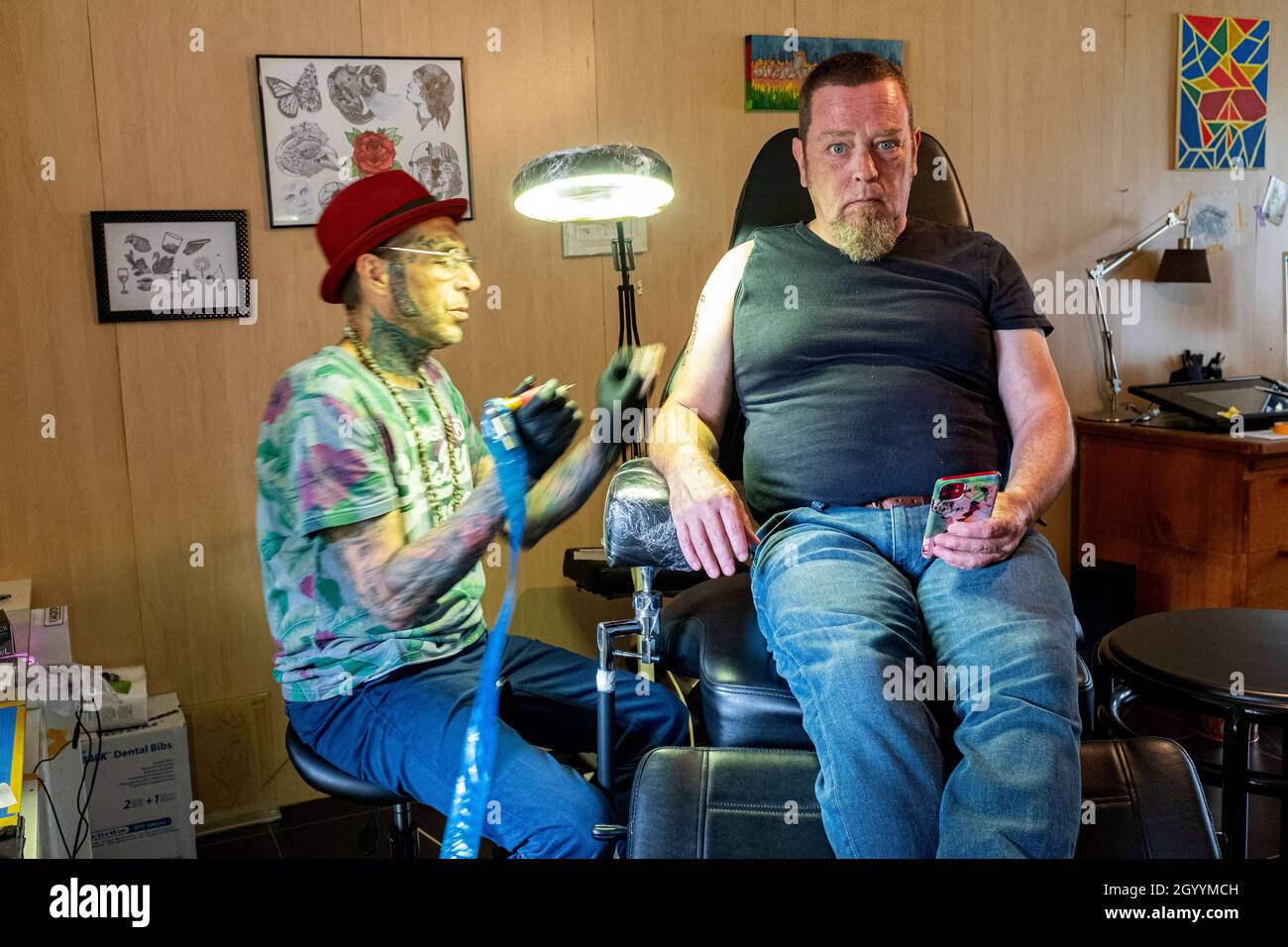 Tilburg, Paesi Bassi. Senior adulto maschio ottenere un tatuaggio in Dave Plu's Tato Shop & Studio. Dato che uno stile di vita individuale e l'identità indepenente sta aumentando nel mondo occidentale, sempre più persone si ge Tattoo's, spesso in tutto il loro corpo, creando così una crescente cultura di Body Art e Artisti al servizio delle loro esigenze. Foto Stock