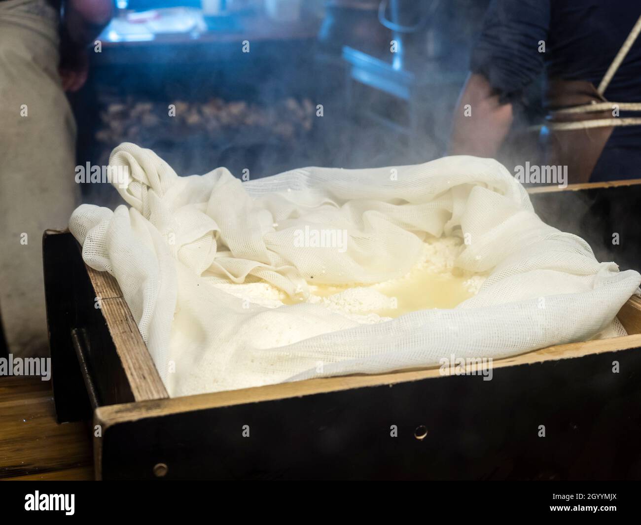 Produzione tradizionale di formaggio svizzero Gruyere fatto a mano presso il caseificio alpino di Moleson, Gruyere. Foto Stock