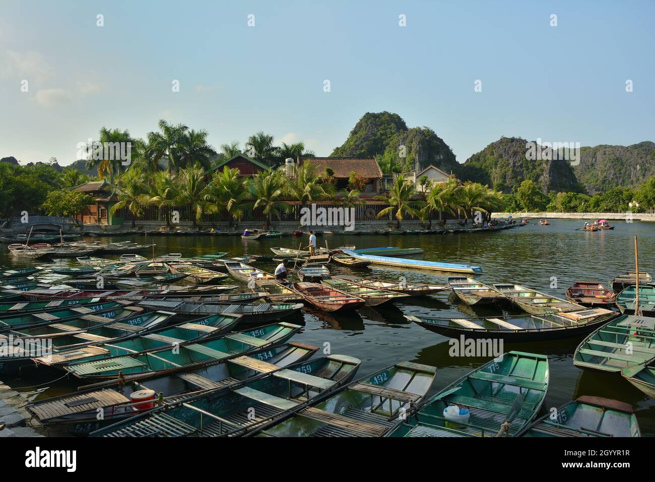 Sampans ormeggiato a Tam Coc, provincia di Ninh Binh, Vietnam Foto Stock