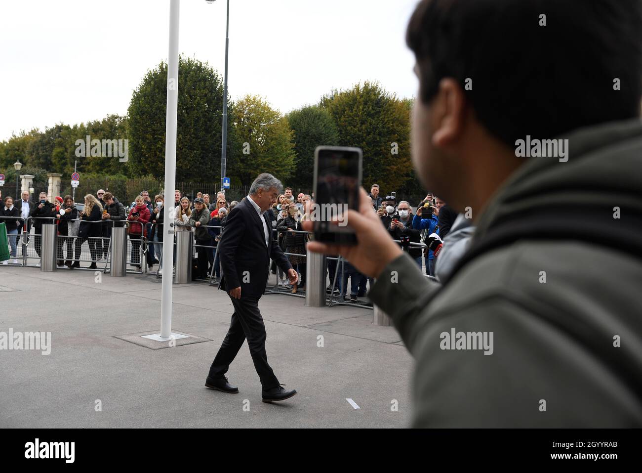 Vienna, Austria. 10th Ott 2021. Discussione non aperta ai media tra il Vice Cancelliere Werner Kogler (i Verdi) e il Presidente federale austriaco. Werner Kogler (i Verdi) sulla strada per Hofburg. Credit: Franz PERC / Alamy Live News Foto Stock