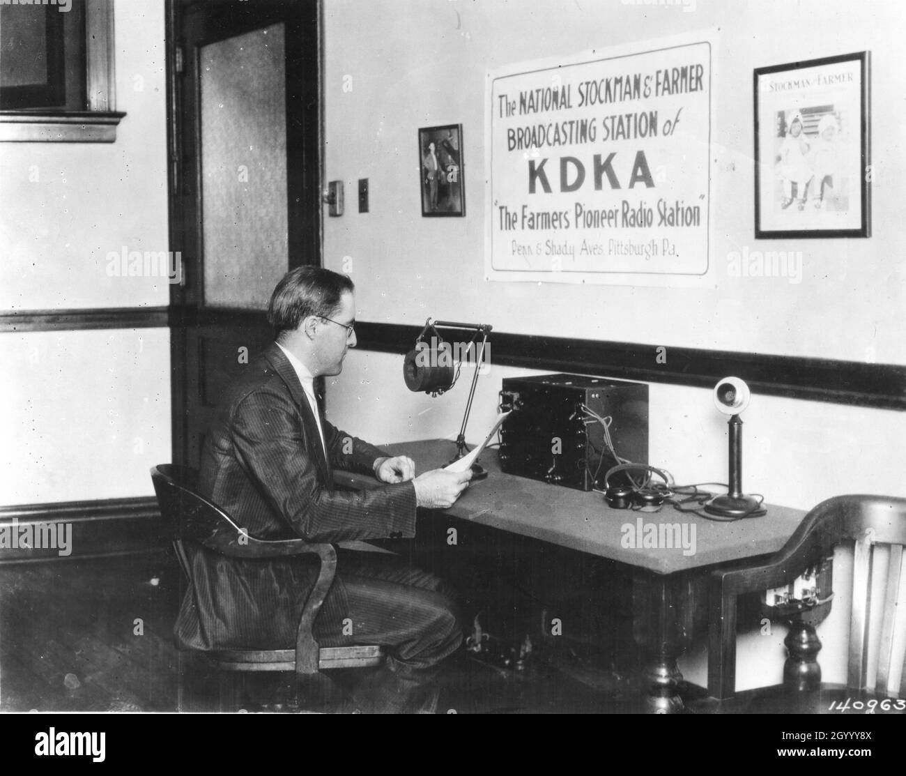 Frank Mullen, annunciatore, viene mostrato al microfono della prima stazione radio americana, KDKA, nel 1922. Pittsburgh, Pennsylvania. Foto Stock