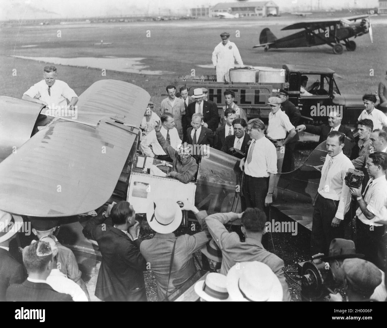 James Doolittle si siede nell'abitacolo del suo aeroplano dopo aver effettuato il volo trans-continentale del 1931. Newark, NJ Foto Stock