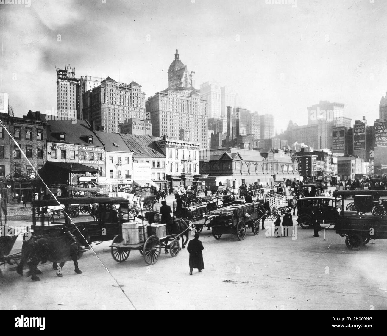 Il traffico attende di attraversare Manhattan Bridge all'inizio del 1900. New York City. Foto Stock