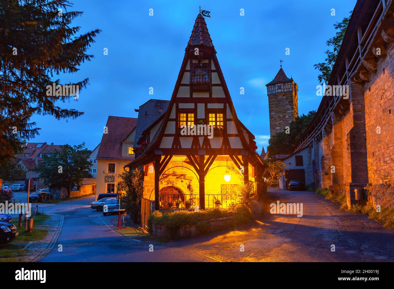 Muro notturno e Gerlachschmiede, casa Gerlach Blacksmith, bella casa a graticcio a Rothenburg ob der Tauber, Baviera, Germania meridionale Foto Stock
