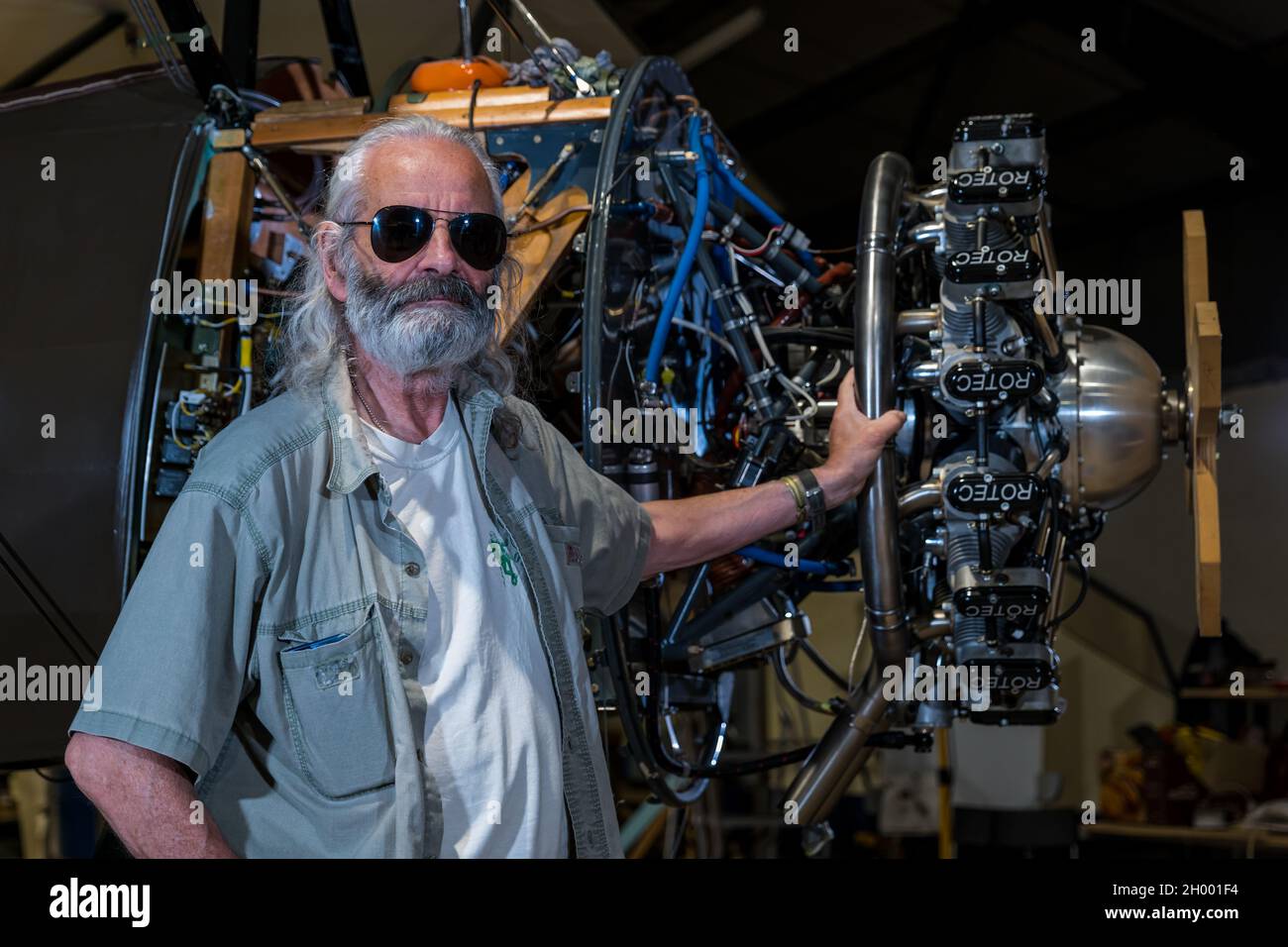 Uomo anziano alla replica WWI Sopwith 1 1/2 Strautter aereo biplano in costruzione da Aviation Preservation Society of Scotland, East Lothian, UK Foto Stock