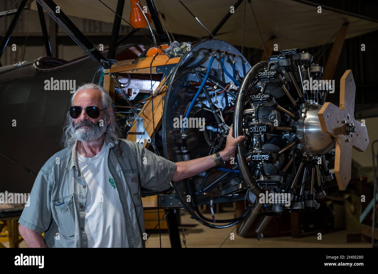 Uomo anziano alla replica WWI Sopwith 1 1/2 Strautter aereo biplano in costruzione da Aviation Preservation Society of Scotland, East Lothian, UK Foto Stock