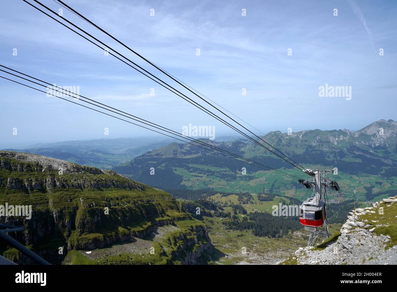 Funivia per il monte Chaeserrugg nella regione di Toggenburg, Svizzera. Foto scattata in estate. Vista aerea con spazio di copia sullo sfondo. Foto Stock