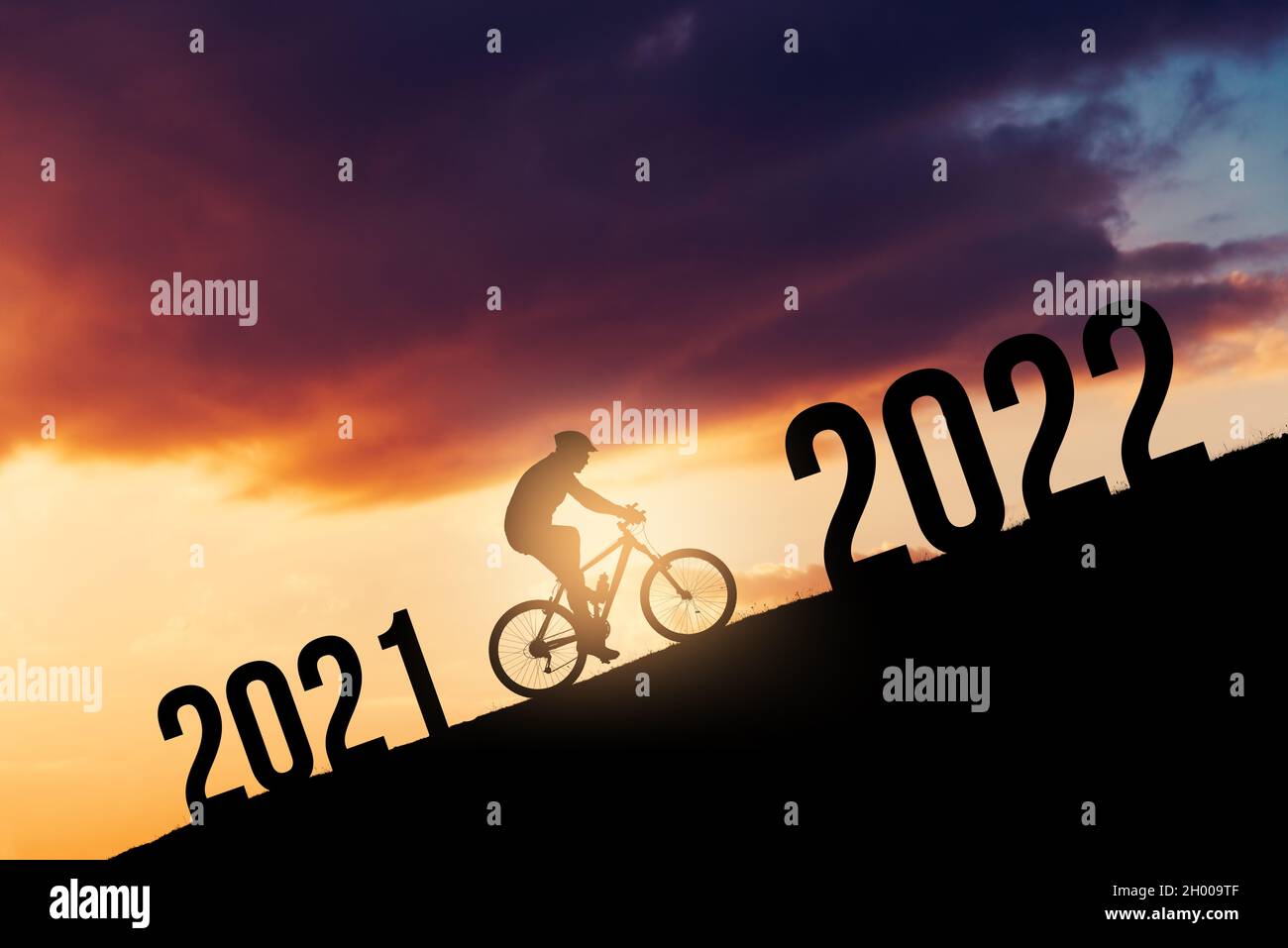 Concetto di Capodanno 2022 con la silhouette di un ciclista. Foto di alta qualità Foto Stock