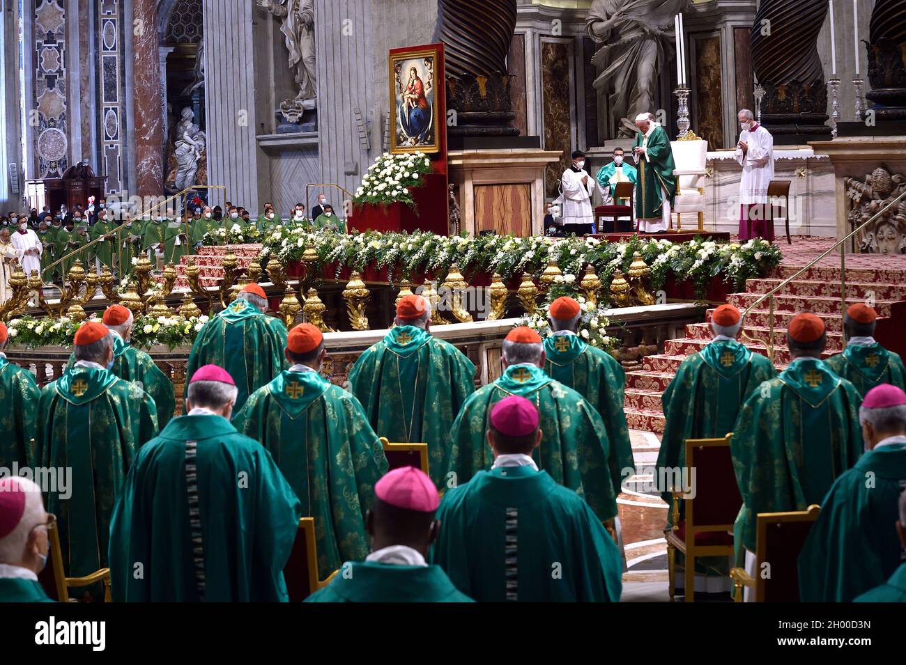 Città del Vaticano, Vatikanstadt. 10 Ott 2021. Papa Francesco conduce una messa per l'apertura del Sinodo dei Vescovi il 10 ottobre 2021 presso la Basilica di San Pietro in Vaticano Credit: dpa/Alamy Live News Foto Stock