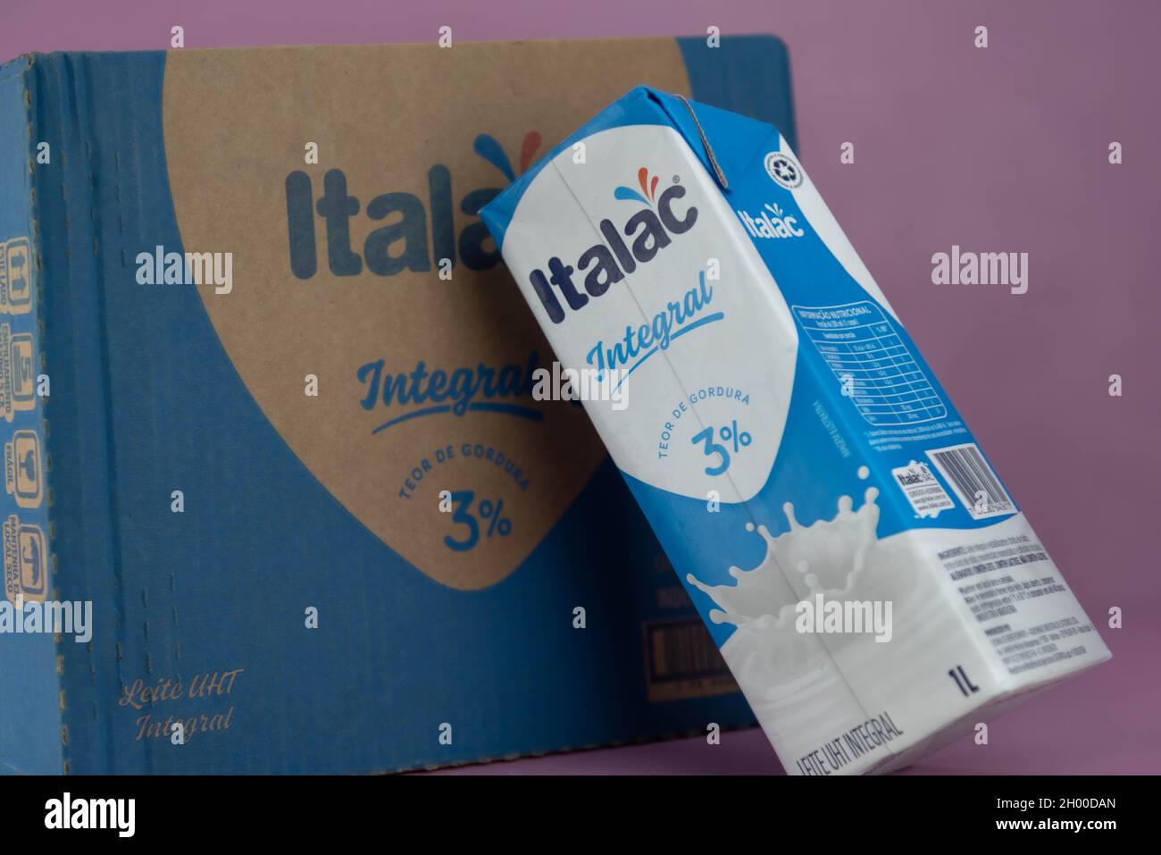 Scatole di latte intero in imballaggi commerciali per la vendita nei supermercati. Latte pastorizzato per il consumo umano. Articolo basket di base. Imballaggio Tetrapack. Foto Stock