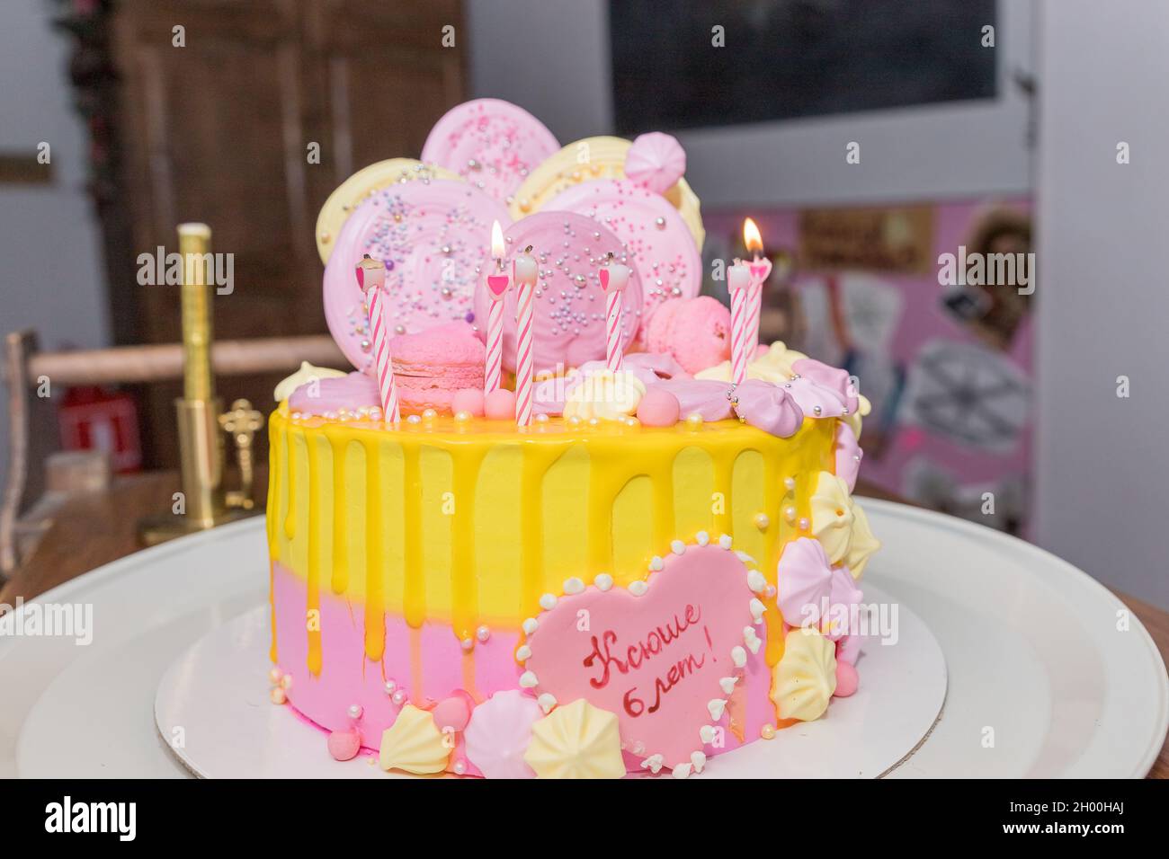 Torta colorata di pesca con meringa e caramella per il compleanno di un bambino. Tavolo per vacanze per bambini, torta, dolci, cibi dolci. Candy bar. Foto Stock
