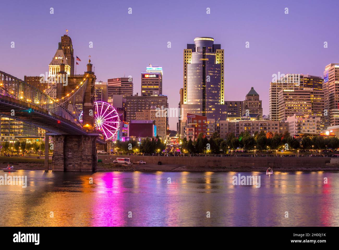 Tramonto sullo skyline di Cincinnati - Ohio River - Roebling Bridge Foto Stock