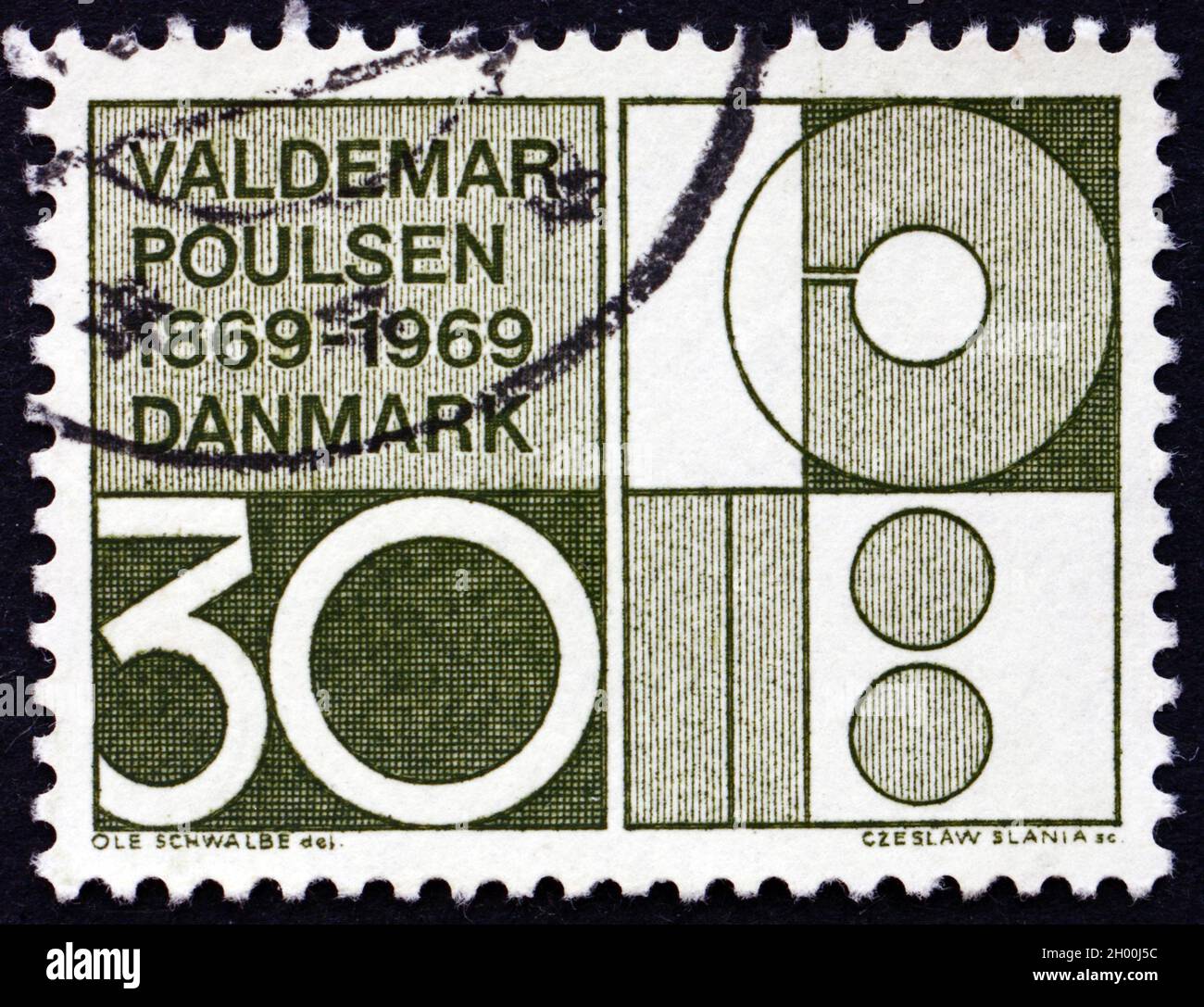 DANIMARCA - CIRCA 1969: Un francobollo stampato in Danimarca dedicato a Valdemar Poulsen, Ingegnere e inventore, disegno simbolico, circa 1969 Foto Stock