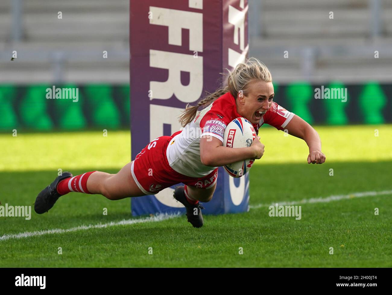 Jodie Cunningham di St Helens segna una prova durante la Super finale della lega delle donne Betfred allo stadio Emerald Headingley di Leeds Data dell'immagine: Domenica 10 ottobre 2021. Foto Stock