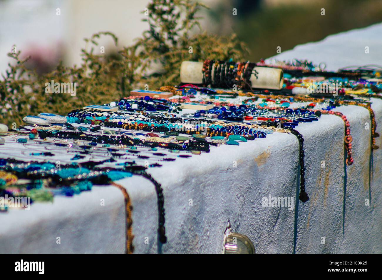 Isola di Santorini, Fira, Grecia - 08 ottobre 2021 oggetti decorativi, accessori e beni venduti ai turisti nei negozi di souvenir di Fira, città turistica Foto Stock