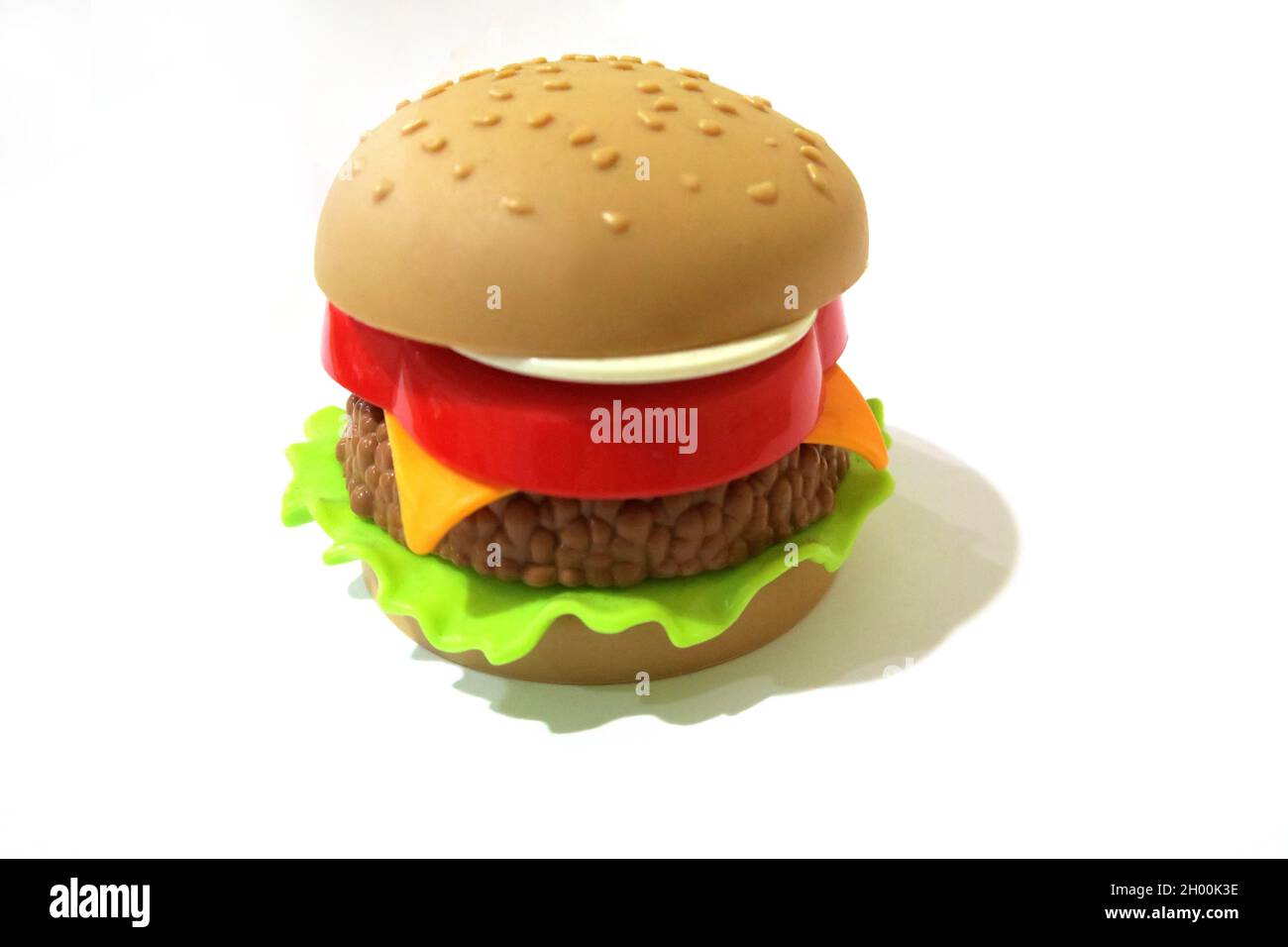 Studio di un modello di hamburger di plastica, giocattolo o regalo promozionale Foto Stock