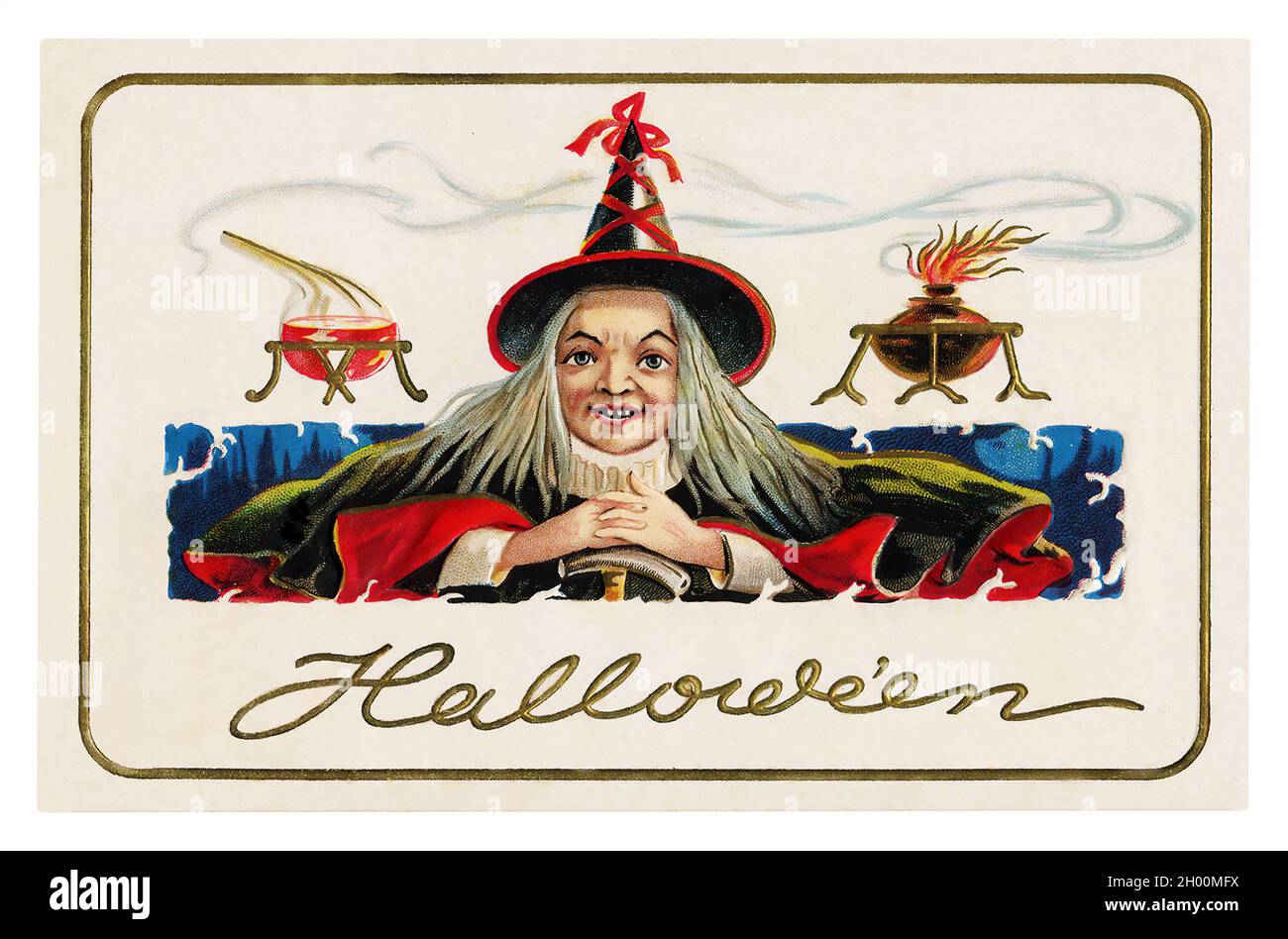 Biglietto d'auguri vintage di Halloween / cartolina. Primi del 1900. Una strega desidera un halloween felice. Qualcosa di cucina sullo sfondo. Foto Stock