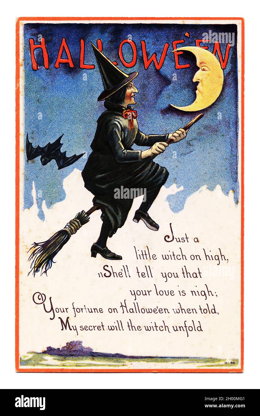 Biglietto d'auguri vintage di Halloween / cartolina. Primi del 1900. Una Strega che guida una scopa. Foto Stock