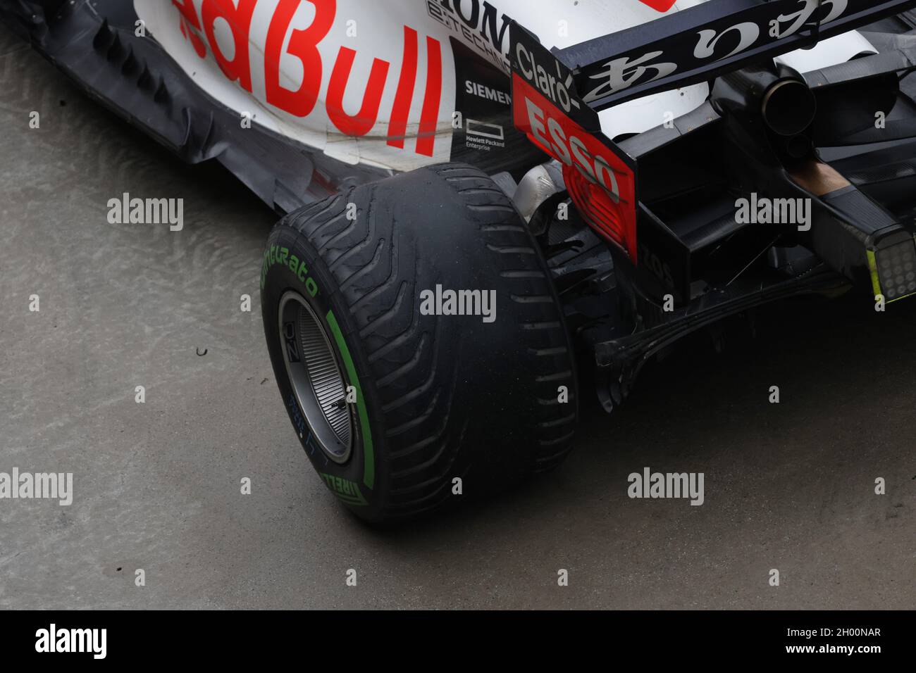 Gomme intermedie Pirelli indossate da Sergio Perez (MEX) Red Bull Racing RB16B a fine gara. 10.10.2021. Formula 1 World Championship, Rd 16, Turkish Grand Prix, Istanbul, Turchia, Giorno di gara. Il credito fotografico dovrebbe essere: XPB/Press Association Images. Foto Stock