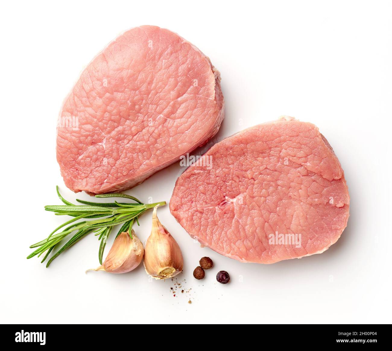 Filetto di manzo crudo isolato su sfondo bianco, vista dall'alto Foto Stock