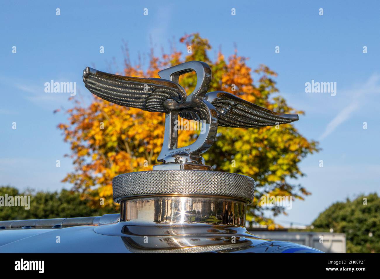 L'ornamento verticale del cofano Bentley Flying B risale a più di 90 anni fa, quando apparve per la prima volta su un modello da 8 litri del 1930. Foto Stock