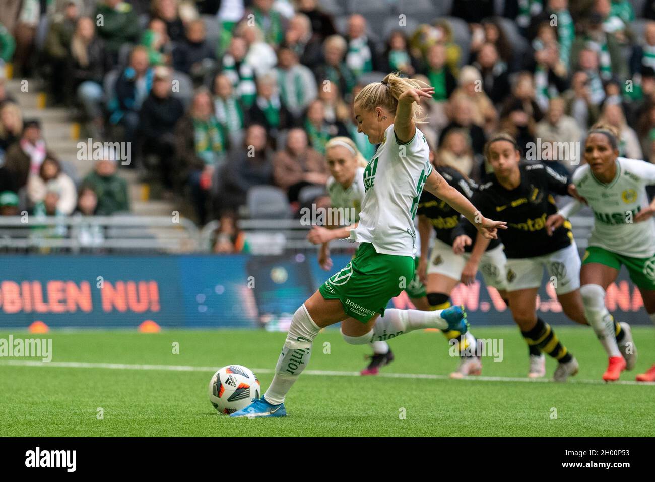 Emma Jansson (10 Hammarby) segna una penalità durante la partita nella lega svedese OBOS Damallsvenskan il 10 ottobre 2021 tra Hammarby IF e AIK alla Tele2 Arena di Stoccolma, Svezia Foto Stock