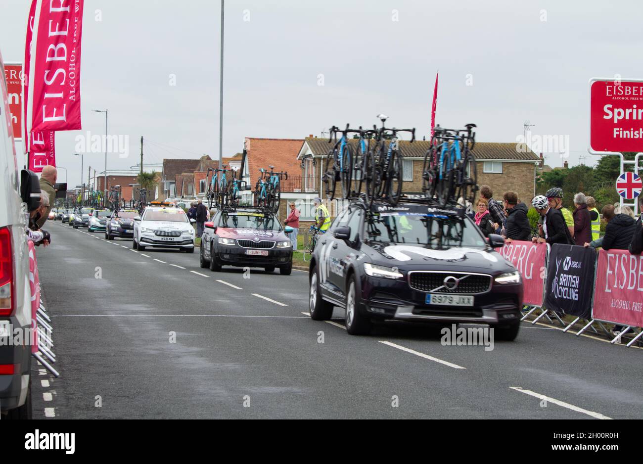 Tour ciclistico femminile AJ Bell 2021 tappa 5 da Colchester a Clacton. Le auto di supporto della squadra ciclistica seguono i piloti in una processione Foto Stock